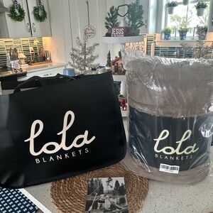 NWT Lola size large desert dune blanket